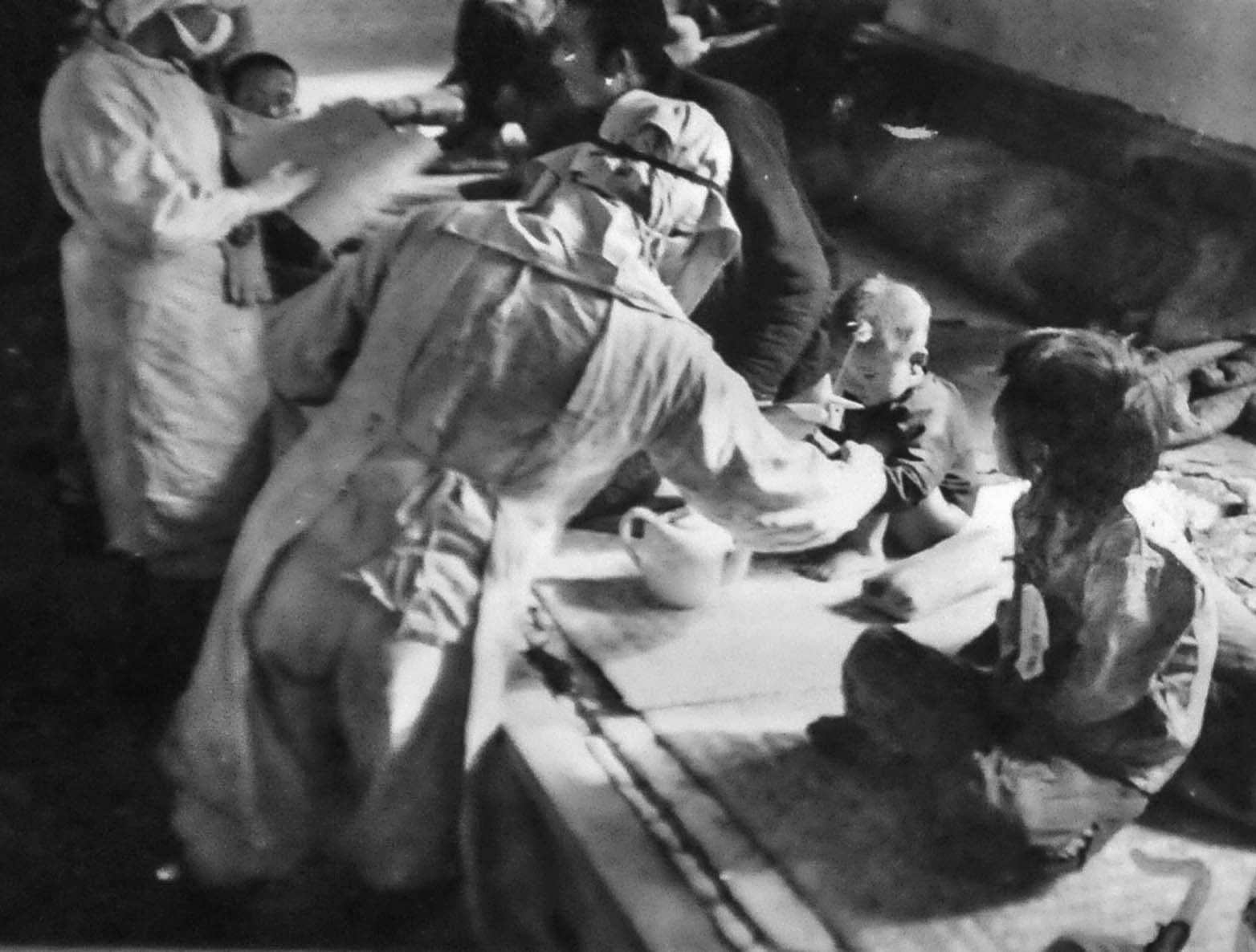 中国儿童正在接受旨在限制鼠疫传播的试验。731部队进行的许多可怕的实验都涉及传染病的传播。