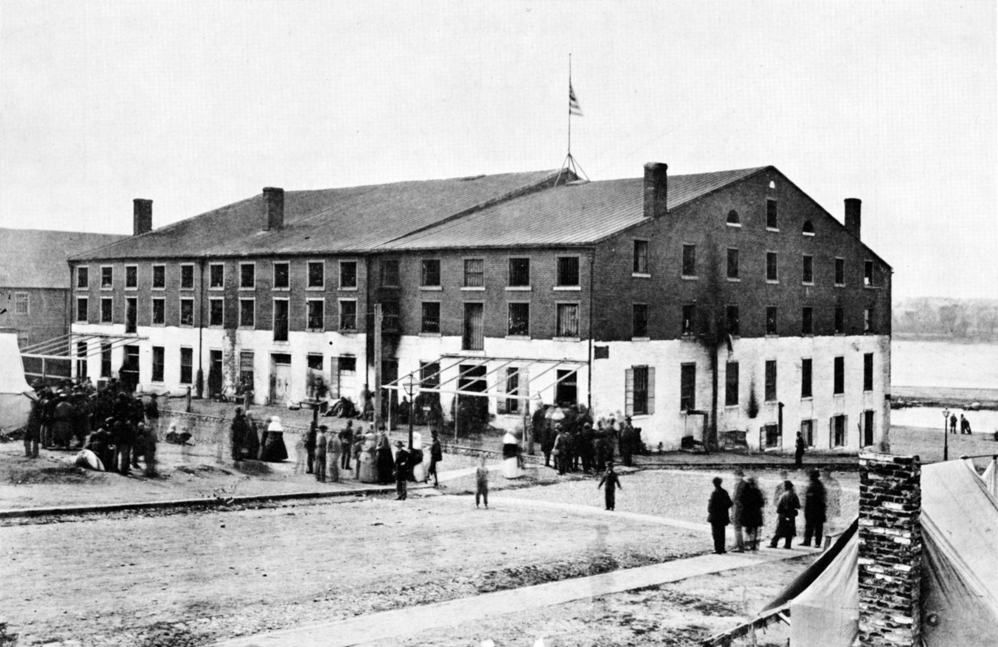 利比监狱在里士满,弗吉尼亚州是宪兵司令的链的一部分责任。它显示后解放联盟军队在1865年4月。