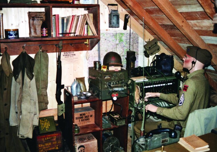 技术军士的人体模特穿制服在美国第359步兵团芒设备在霍夫曼博物馆的“无线电角落。”
