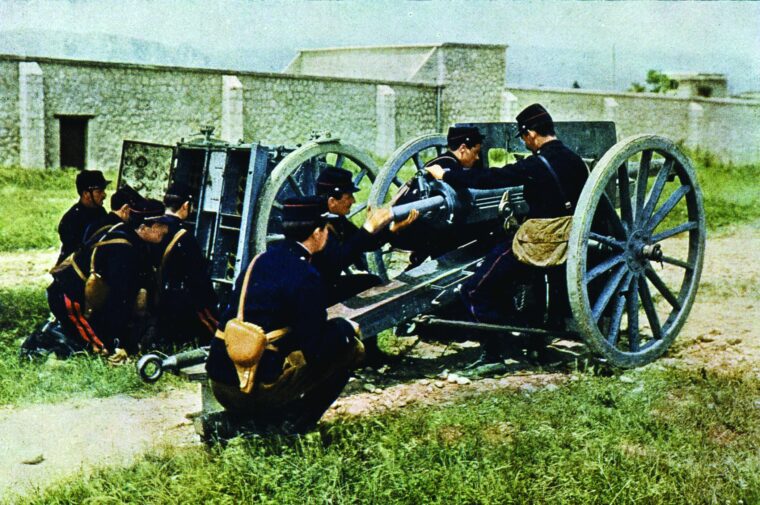 法国炮兵们足以有效地处理75毫米炮和沉箱在第一次马恩河战役,1914年9月。法国炮兵推迟横冲直撞的关键德国军队和保持的巴黎。