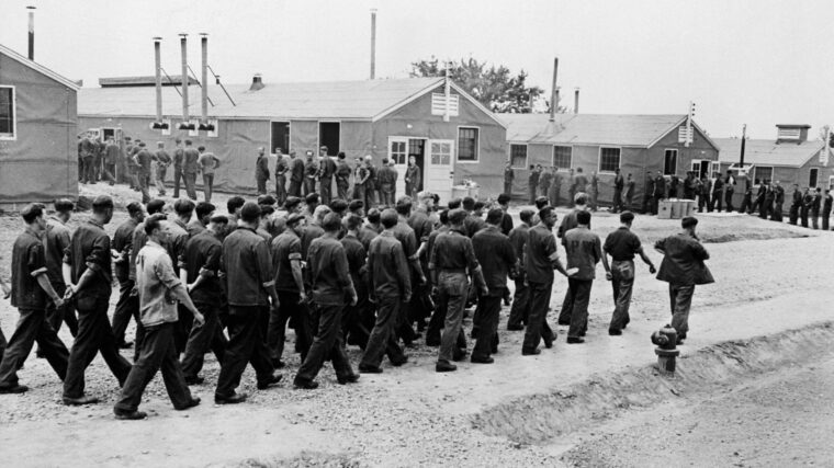 3月德国战俘在战俘集中营兵营在美国。