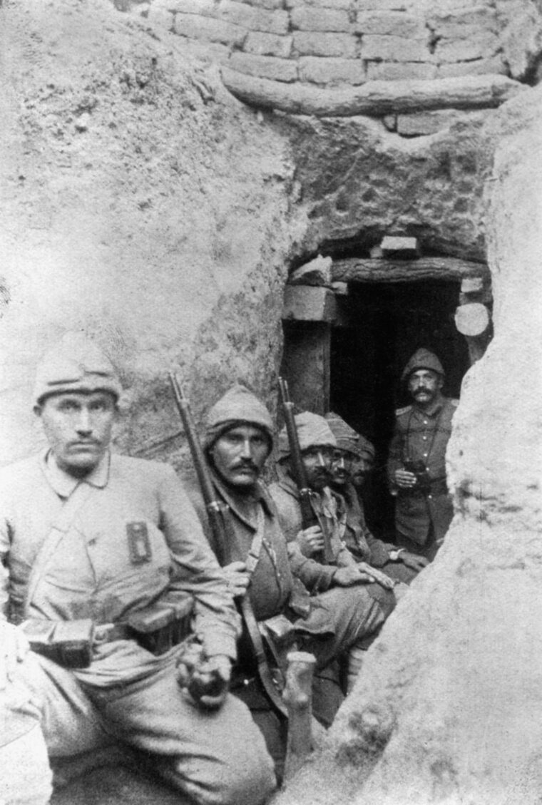 土耳其士兵在Kanle独木舟海沟的衬衫里避难。强大的土耳其人在加里波利战役中被证明是令人惊讶的是顽强的。
