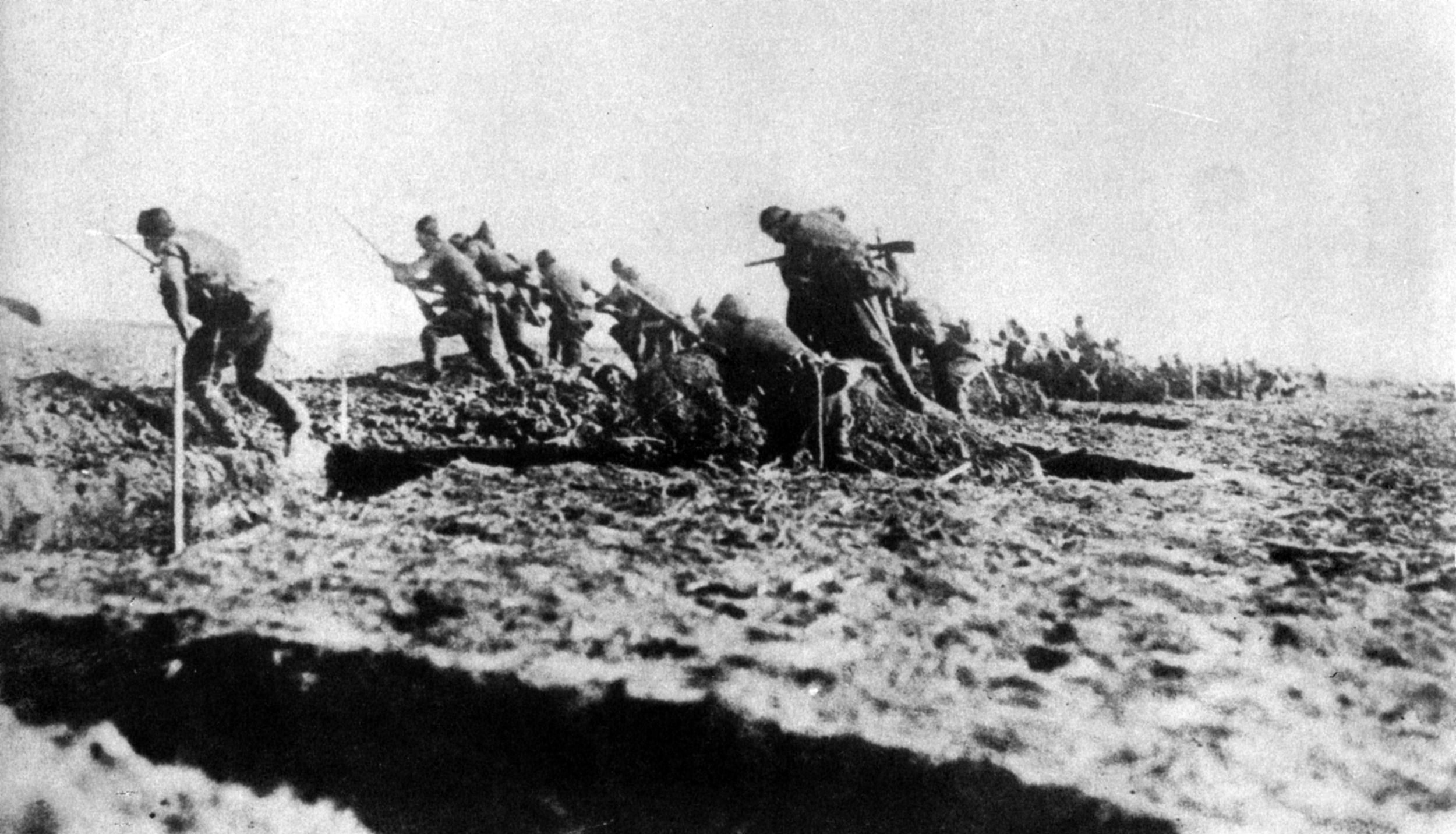 土耳其步兵战斗在他们的主场,春天从战壕反击英国和澳纽军团部队在加利波利。大约218000名土耳其伤亡在竞选中,包括66000人死亡。