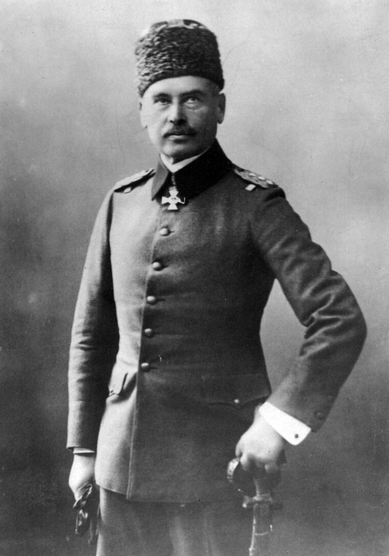 德国一般河口·冯·桑德斯吩咐土耳其部队。