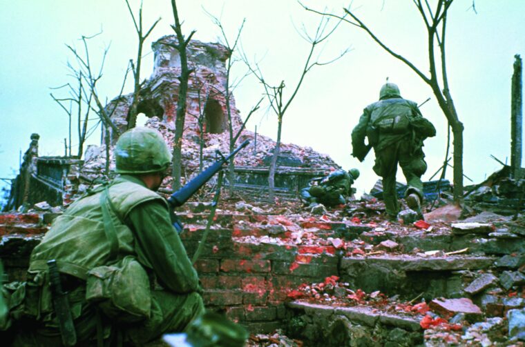 美国海军陆战队谨慎发展的城堡的外墙色调在2月13日,1968年,后北越和越共军队的突然袭击。