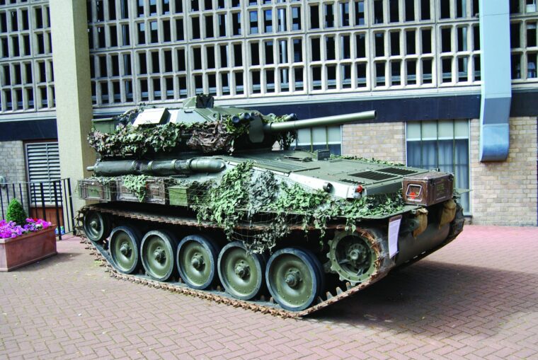 虽然国家军队博物馆缺乏广泛的空间显示的车辆或野战炮、外部“受保护的”通常是通过一两个装甲车辆。