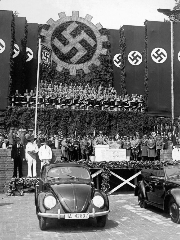 奠定了基石在大众工厂Fallersleben值此阿道夫·希特勒的50岁生日。