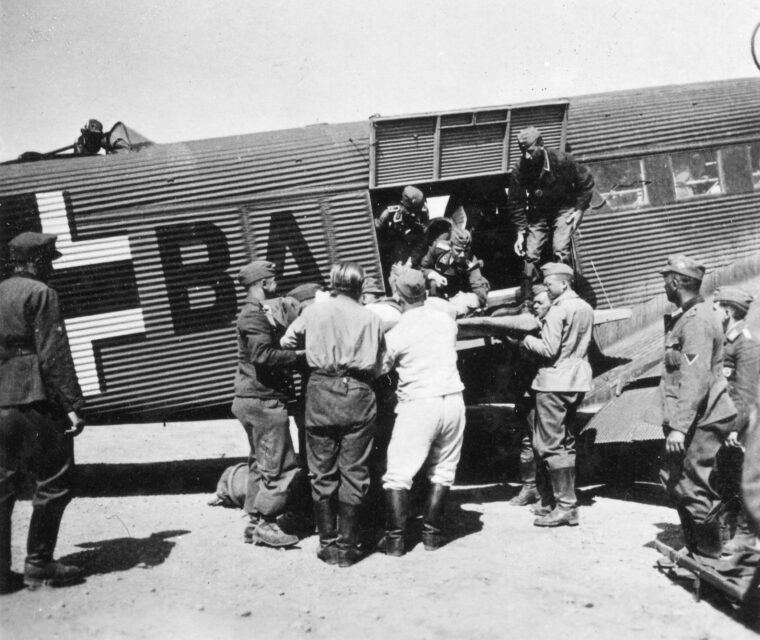 一个垃圾Ju-52返回从克里特岛,带回家都会和高山巡逻士兵受伤。