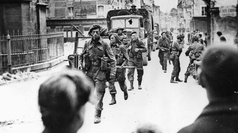 英国特种部队3月通过法国卡昂镇的废墟。客观的盟军诺曼底登陆登陆,应该被抓获6月6日的德国阻力阻止城市解放了,直到一个月后。
