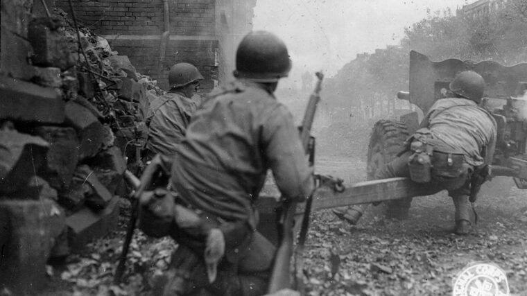 近距离的一片瓦砾的街道在亚琛,美国士兵火57毫米反坦克武器对抗德国一个遥远的目标。城市作战成为盟军的新概念,并适应在进军德国。(国家档案馆)