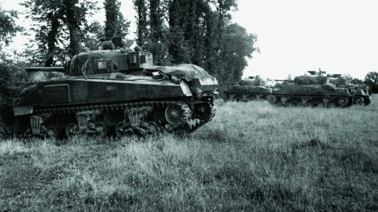 M-4谢尔曼坦克装甲师的11日等待调用预先附近Eterville 6月30日,1944年。霸王行动已经开始三周后,卡昂附近的战斗是苦涩的。