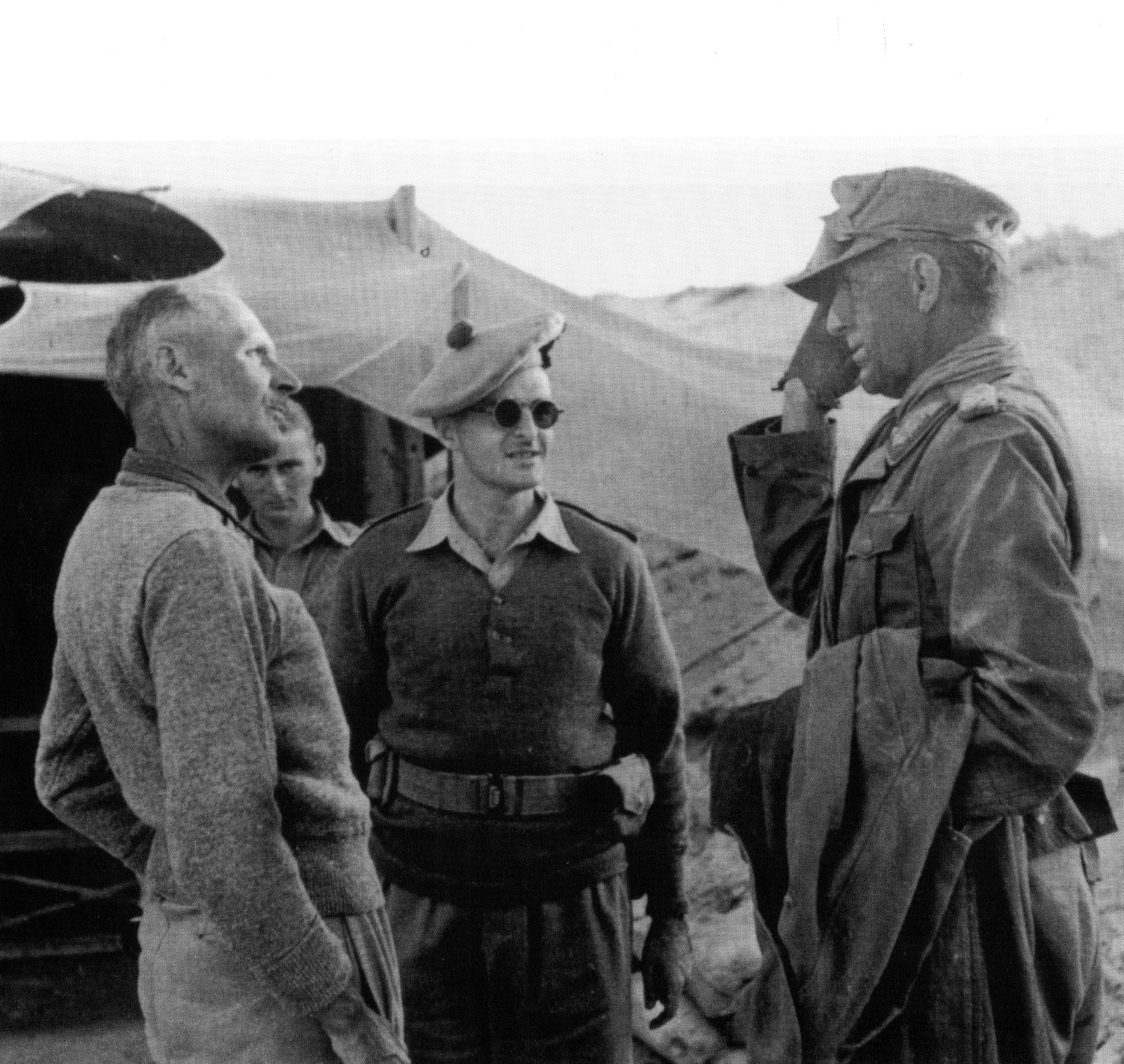 非洲军团指挥官里特•冯•托马满足陆军元帅伯纳德•蒙哥马利捕获后德国在阿拉曼战役和战斗德国撤军突尼斯和投降。