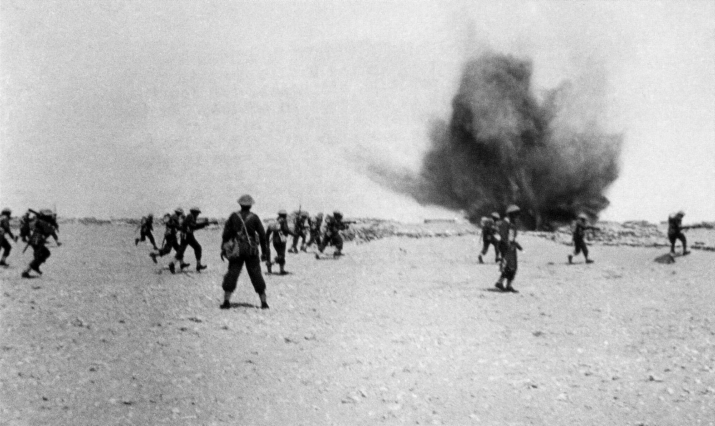 德国壳破裂危险,稳定4日印度分部的退伍军人继续前进在鲜明的沙漠景观。