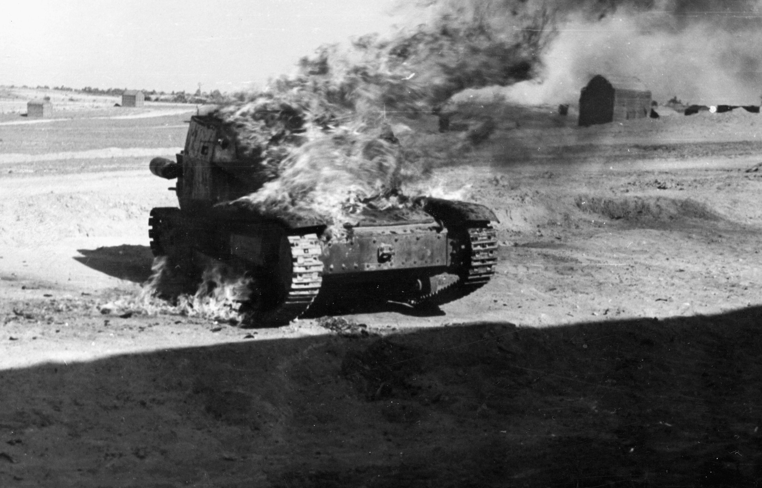 燃烧的德国坦克从阿拉曼战役标志着撤退的路线。决战的准备工作期间,英国陆军元帅蒙哥马利伯纳德确信他有数量上的优势。