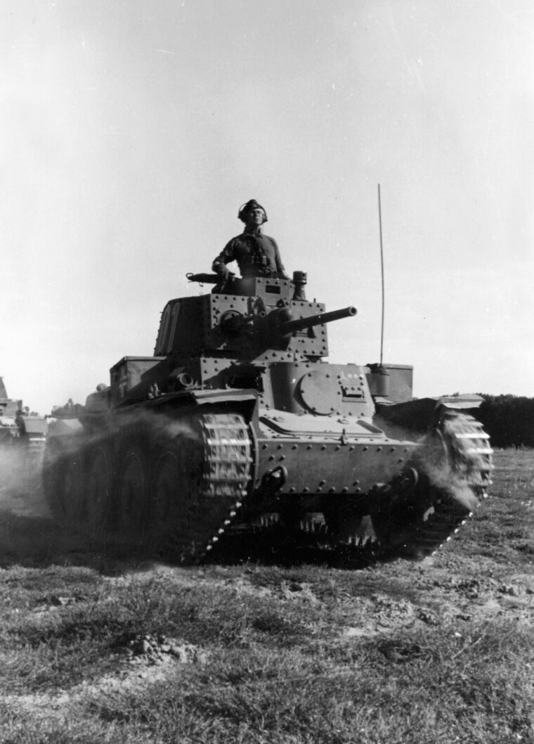 其指挥官骑在一个开放的舱口,德国坦克朝着前面。