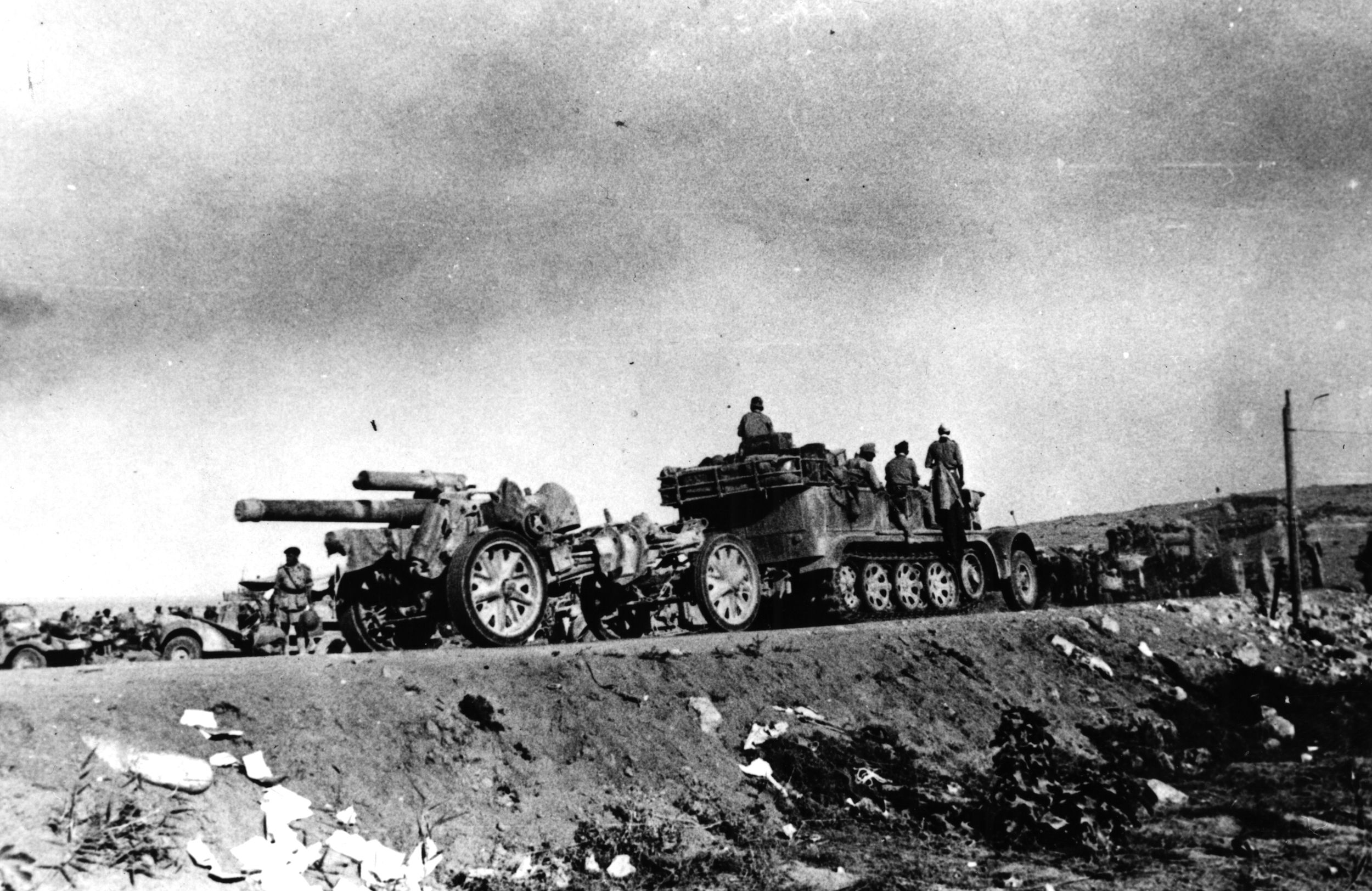 马车拖了半履带车,德国重型火炮武器进入位置在第一阶段在阿拉曼战役的战斗。