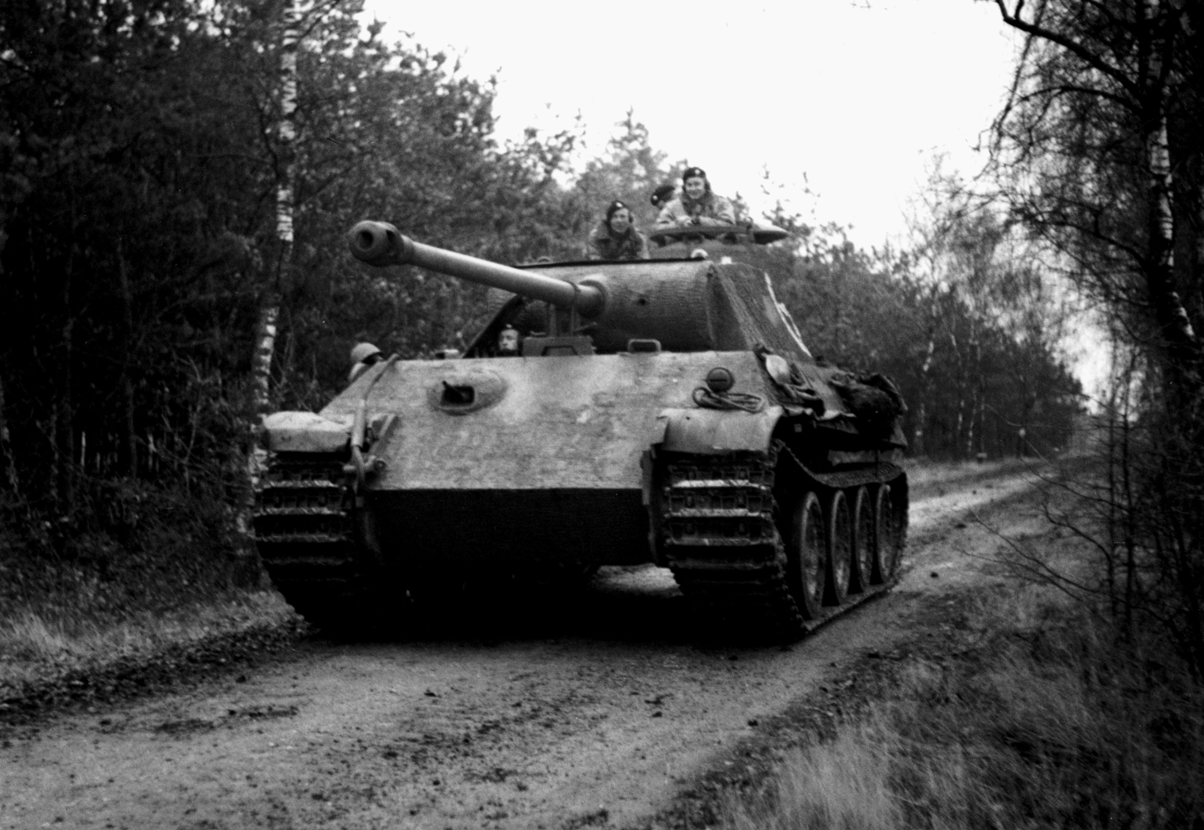 滚动显示沿着土路欧洲西北部11月29日,1944年,一名被俘的德国豹罐在使用由英国4冷溪近卫团,6日卫队坦克旅。(帝国战争博物馆)