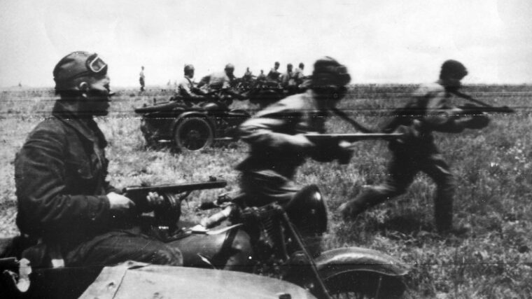与步兵一起充电,一辆摩托车单位红军怒吼到行动反对德国的位置在1942年7月。冲锋枪似乎这些士兵的武器选择。