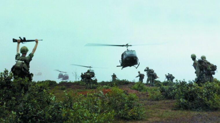 休伊准备接公司的成员,第五营第七骑兵空运他们报道的敌人临时军火供应站在Thang太平省,楚赖以北24英里,1968年1月17日。