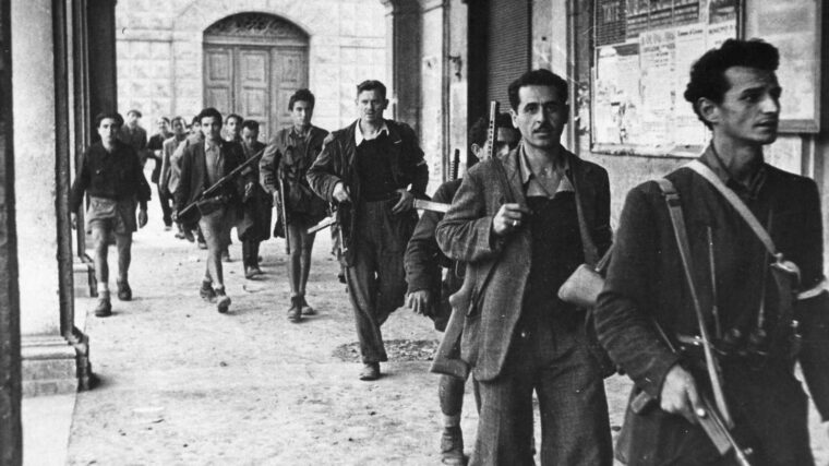 一群希腊游击队搜索remiaining纳粹在希腊城市。