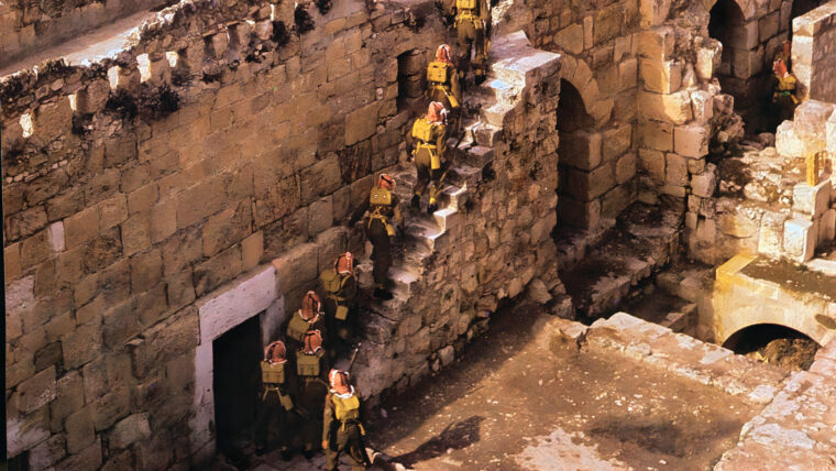 1948-1949年阿以战争期间，阿拉伯军团士兵穿过耶路撒冷的废墟。白刃战发生在该市的老犹太区。