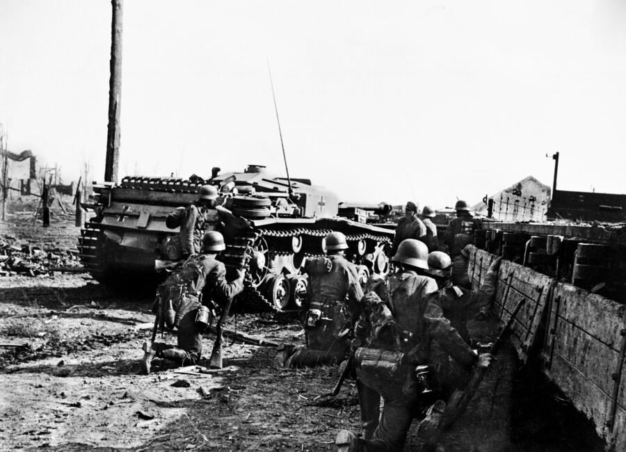 德军步兵跟随他们的装甲车向斯大林格勒挺进。几乎没有纳粹士兵能在这场绞肉机大战中幸存下来。