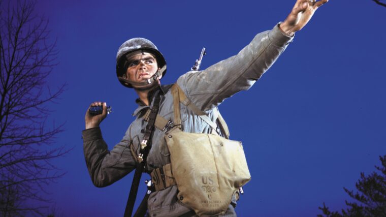 美国步兵训练配发准备投掷一个菠萝手榴弹在二战期间。必威体育娱乐平台