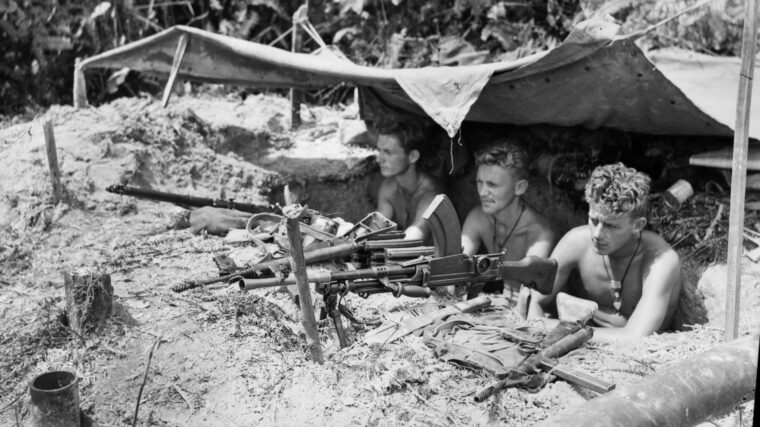 曼宁布朗式轻机枪位置沿着C的向前行队伍,2/4突击中队占地称为障碍,警麦高文,谢尔,麦当劳警惕日本的立场。这些澳大利亚突击队打拉根港口附近上岸,婆罗洲,1945年5月13日。