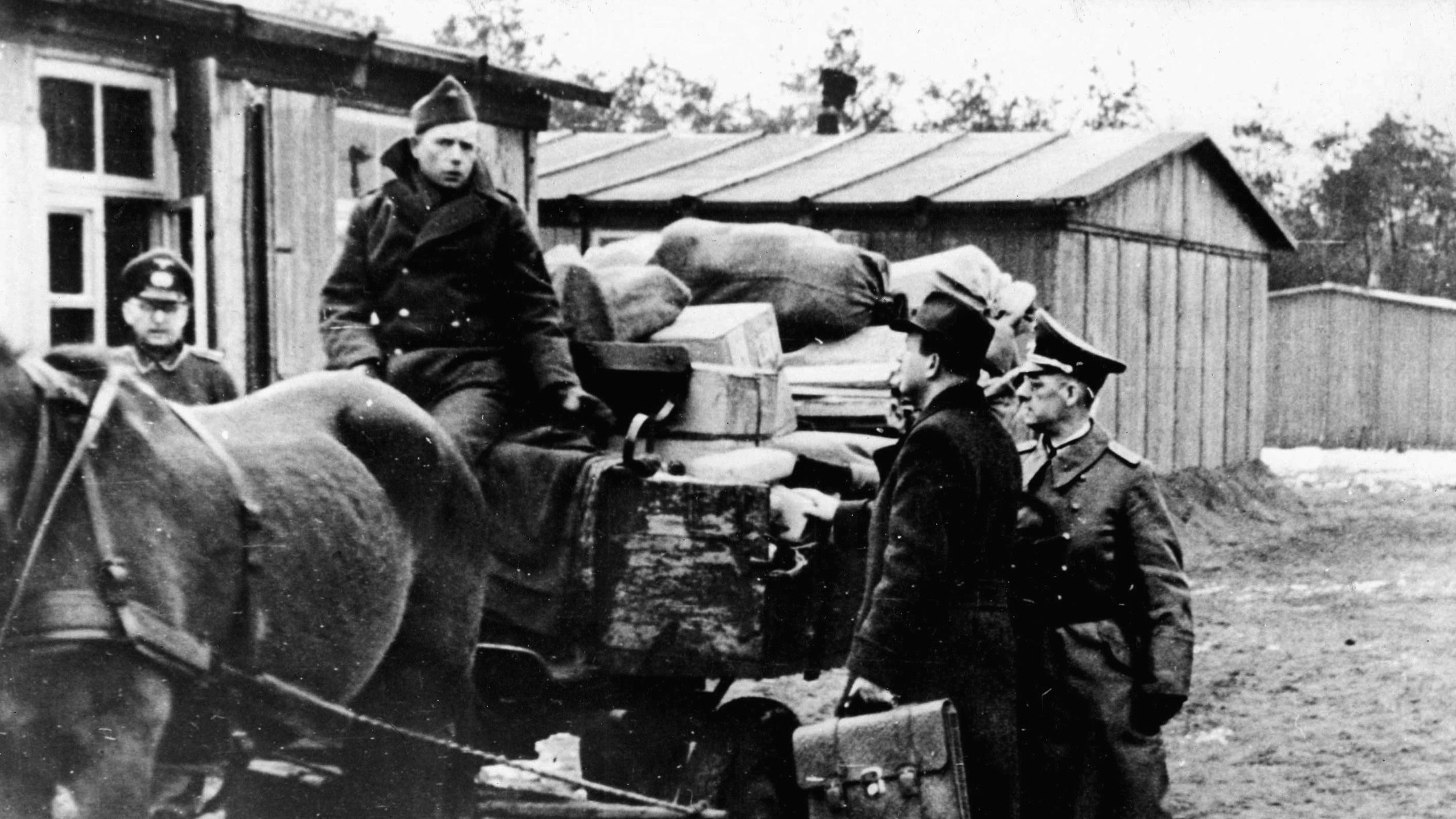 德国营地当局和代表国际红十字会讨论处置包空气战俘营三世B。