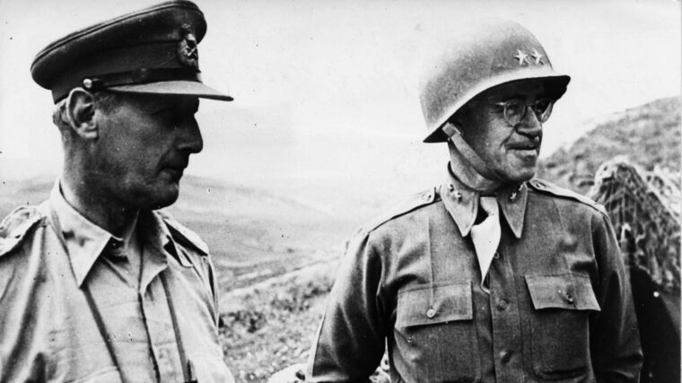 在北非作战期间,奥马尔·布拉德利将军(右)授予中将肯尼斯·安德森,英国第一个军队的指挥官,他们检查位置在突尼斯。