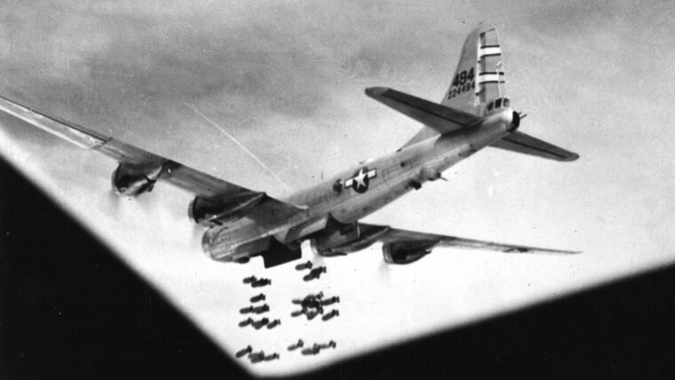 拍摄的照片在另一个b - 29的形成,这种重型轰炸机吐出燃烧弹从福尔摩沙上空。迄今为止最大的b - 29 raid战争发生于10月14日,1944年。目标是在岛上日本冈山。维修和供应设施