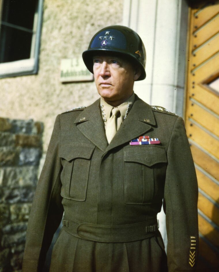 巴顿将军,Jr .)骄傲地站在制服。他穿的四位女星军衔徽章的第三和第七美国军队在他的头盔。(国家档案馆)