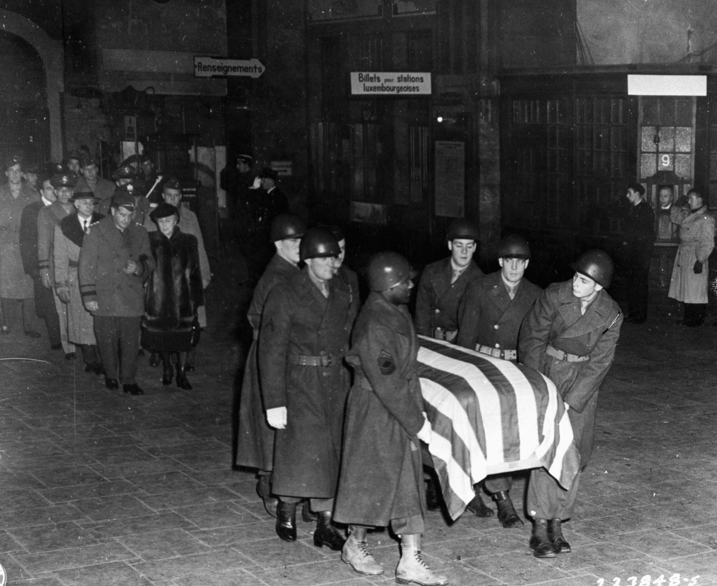 巴顿将军的妻子,比阿特丽斯,遵循他的棺材在卢森堡城市火车站的途中在哈姆附近的墓地。