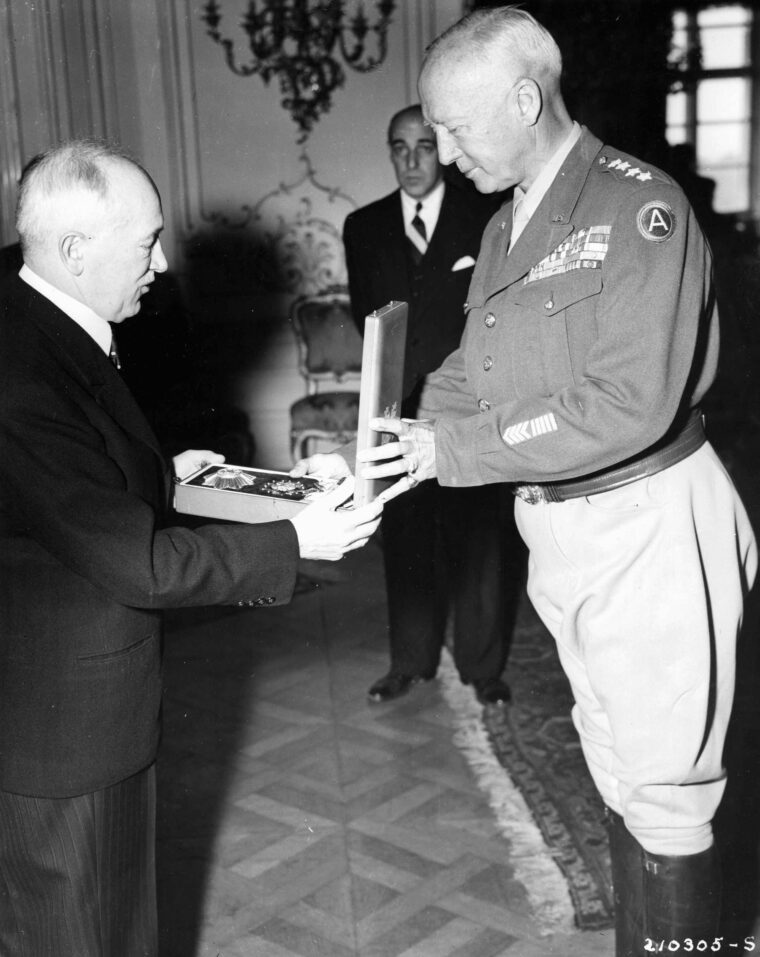 巴顿将军收到白狮的顺序和军队,第一课,从捷克斯洛伐克总统爱德华·贝奈斯,1945年7月27日。