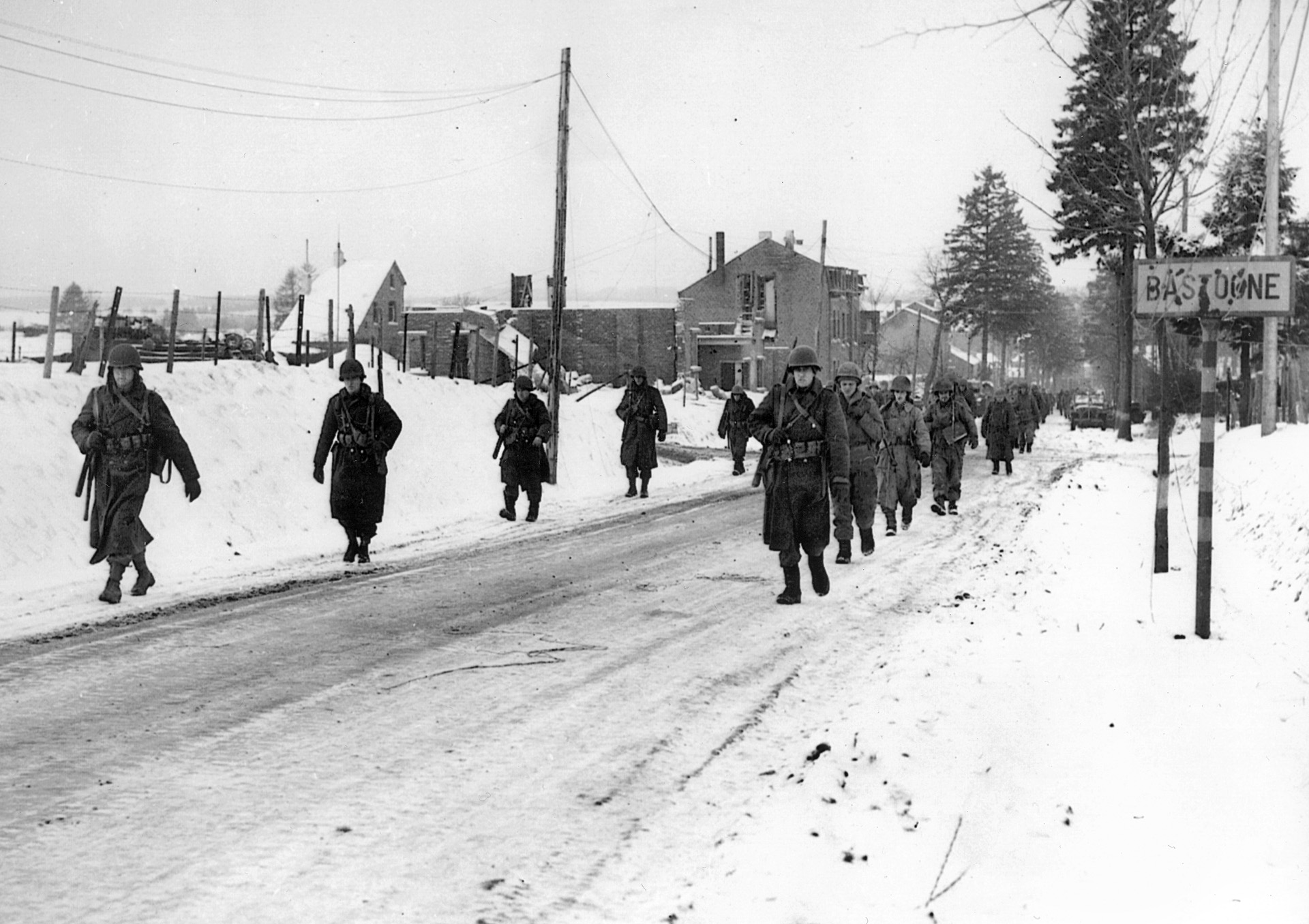 第101空降师的伞兵们在成功保卫巴斯托涅不受德军攻击后，列队离开。唐·马拉基在巴斯通附近的树林里失去了许多朋友。斯基普·穆克的死一直困扰着他的余生。