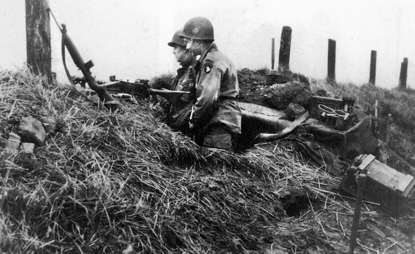 两名易连伞兵在荷兰的堤防上巡逻。马拉基从一辆受损的坦克中拉出英国坦克，在保卫“地狱公路”的同时，用迫击炮弹击退了一辆德国坦克。