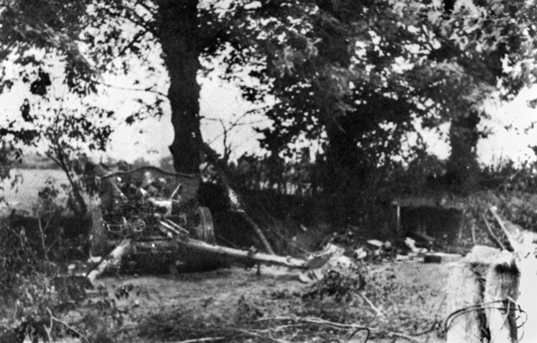 被Easy连击毁的一门德国火炮。马拉基在那里试图取回一把德国鲁格手枪，差点丢了性命。