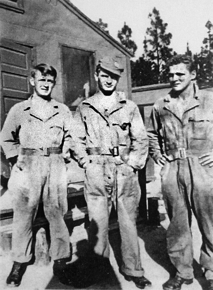 年轻的新兵沃伦·“斯基普”·穆克、乔·托伊和唐·马拉基在北卡罗来纳州的麦考尔营地。马拉基很快就和穆克成为了朋友，后来又为穆克的死而挣扎。