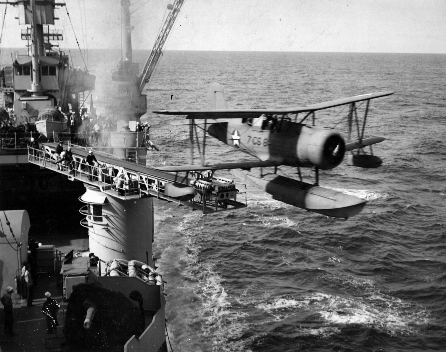 1943年，一架柯蒂斯SOC-3海鸥从重巡洋舰新奥尔良号的弹射器上倾斜。随着战争的进行，海鸥被沃特OS2U翠鸟所取代。
