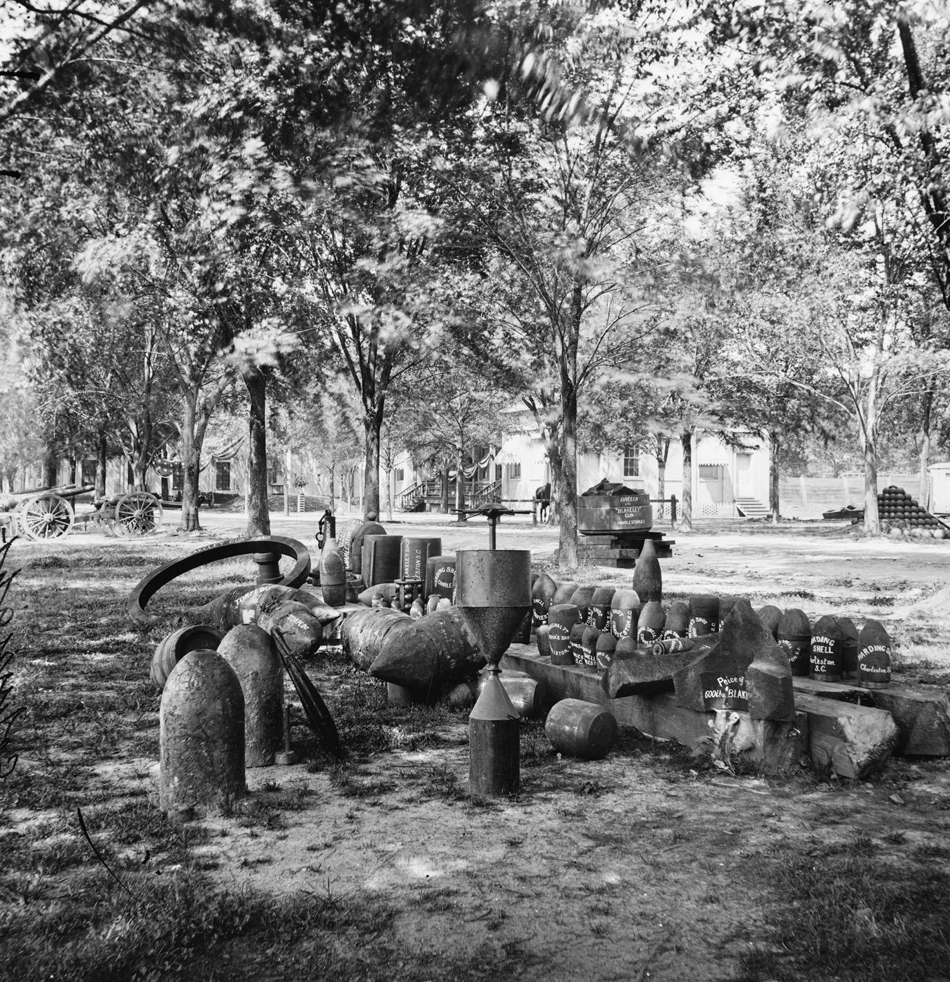 缴获的邦联军械，包括鱼雷和炮弹。邦联最高指挥部最初对使用水雷和地雷持保留态度，但最终接受了这项技术，以抵消联邦军队巨大的人力和装备优势。