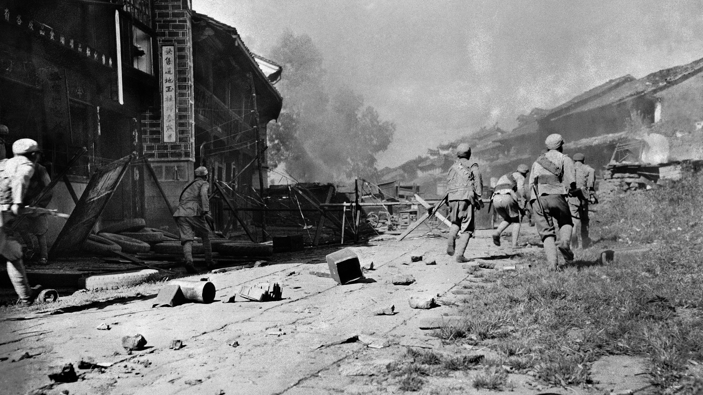 1944年5月，中国军队在被日本占领了两年的腾中古城的街道上前进。日本在腾中的守军全军覆没。