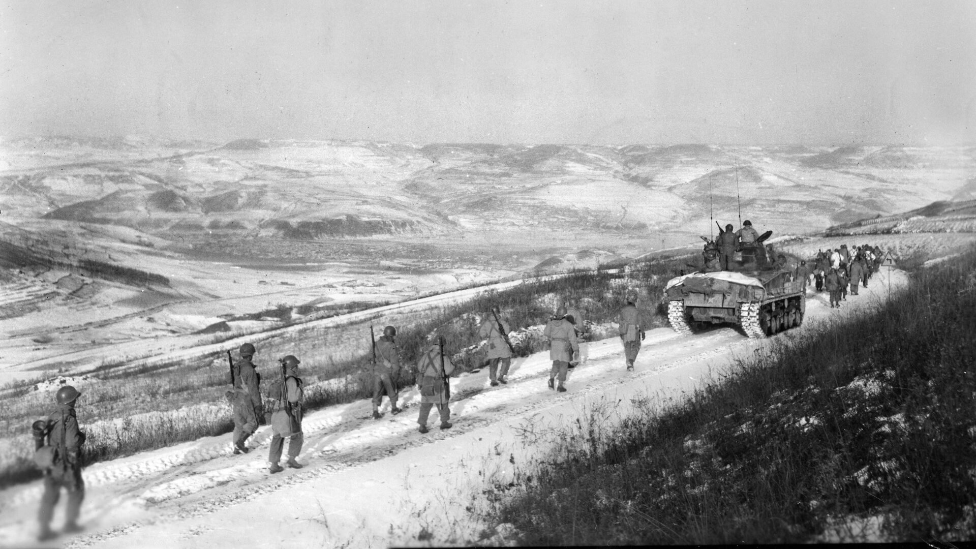 一列的美国陆军第7步兵师蛇通过山区朝鲜11月21日,1950年。regiment-sized力量的部门分配给警卫陆战1师的右翼乔辛水库。
