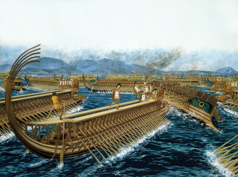 希腊战船公羊波斯战船在萨拉米斯湾而排成齐胸和弓箭手接触对方用长矛和箭。