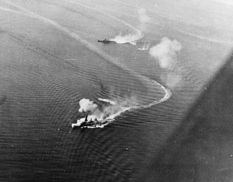 1944年10月，日本护卫舰扶桑号和重巡洋舰茂上号在苏里高海峡海战前遭受美国海军飞机的空袭。苏里高海峡战役是莱特湾战役的一部分。