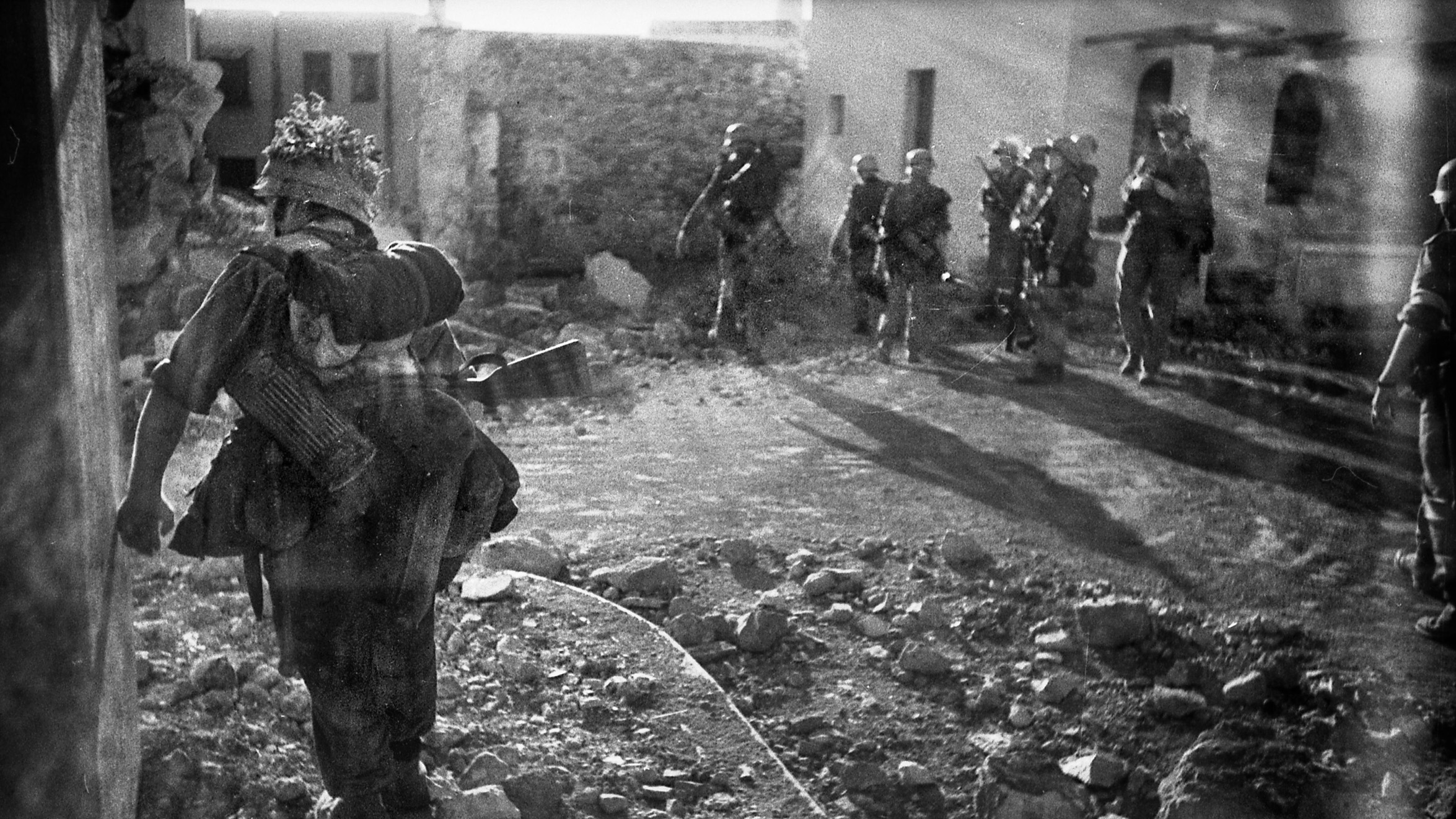 德国机枪兵进入城市科斯。没有将援军到来,英国投降德国入侵的第二天。