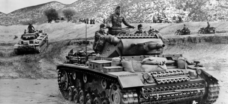 短管iv型坦克在突尼斯北部山区前进。在卡塞林山口，德军装甲纵队轰炸美军坦克，然后包围孤立的美军步兵部队。