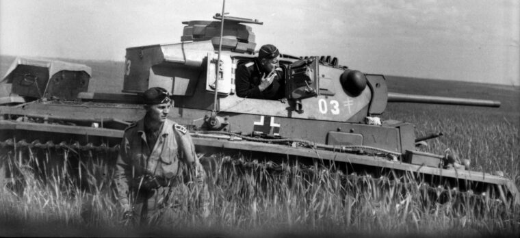 一艘德国油轮从其PzKpfw的炮塔中出来后，停在沃罗涅日附近的俄罗斯草原上。第三坦克。1942年夏天，希特勒沿东线向南发动了一次装甲进攻，结果导致了毁灭。