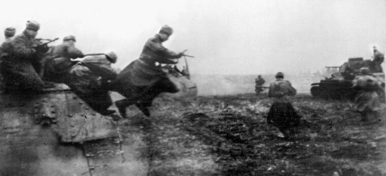 一队红军机枪手从坦克上跳下来，试图阻止德军的前进。苏联损失惨重，但希特勒很快叫停了成功的“南风行动”，转而发动另一场“春醒行动”，试图确保匈牙利重要的石油储备，但最终被证明是失败的。