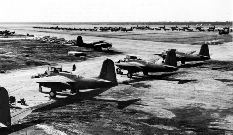 在伊朗的一个机场，美国制造的飞机正在等待它们的新主人——苏联红色空军。美国通过租借法案向苏联提供了几种类型的飞机，包括A-20、P-39、P-40、B-25和AT-6。