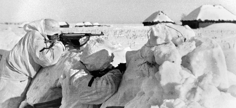 身着冬季迷彩的德国士兵保卫防线，抵御迎面而来的俄国人。
